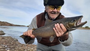 A los 83, acampa a orillas de un río en una joya de la Patagonia y pesca estas truchas