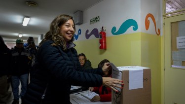 La gobernadora Arabela Carreras votó en el CEM 123 de Bariloche. Foto archivo. 
