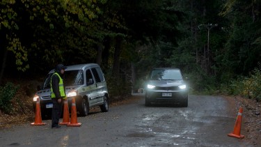 Policías custodiaron el lugar donde ocurrió la tragedia este miércoles mientras se desarrollaba el operativo de rescate del cuerpo de la víctima. (foto Marcelo Martínez)