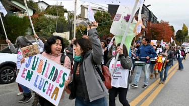 Los docentes y trabajadores de la salud se movilizaron en el este de Bariloche. Foto: Chino Leiva