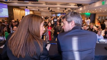 El ministro de Turismo, Matías Lammens, y la gobernadora Arabela Carreras, manifestaron su preocupación por la escalada del dólar. Foto: Gentileza Secretaría de Medios