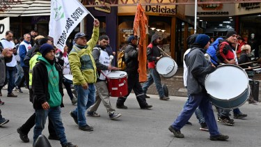 Trabajadores municipales de Bariloche  se movilizarán este lunes desde su sede hasta el Centro Cívico. Archivo