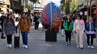 Los turistas ya recorren la calle Mitre y su Paseo del Chocolate. Foto: Chino Leiva