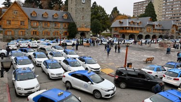El desembarco de aplicaciones como Uber y Cabify causó la reacción de los transportistas habilitados y el municipio tiene una deuda con la regulación. (archivo)