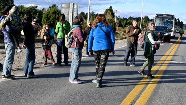 Vecinos de los barrios Reina Mora, Entre Cerros, Lomas de Cauquén y Villa Lago Gutiérrez cortaron de manera intermitente la ruta nacional 40 en Bariloche para demandar seguridad. (foto Alfredo Leiva)