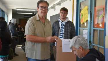 Casadei emitiendo su voto. Repetiría mandato al frente de la comuna