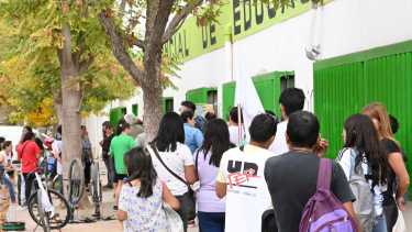 Cientos de estudiantes sin transporte escolar en Cipolletti: padres protestan ante Educación