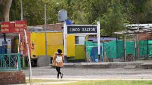 Atropelló a una ciclista en Cinco Saltos pero determinaron que la culpa fue compartida: cuál fue el motivo