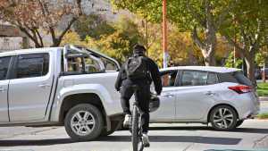 Los peligros y los beneficios de la bicisenda sobre la calle Alem de Cipolletti