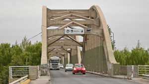 Un policía rescató a una joven que se cayó del puente que une Neuquén con Cipolletti