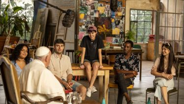 El papa Francisco conversa con varios jóvenes durante la grabación del documental 'Amen. Francisco responde'.