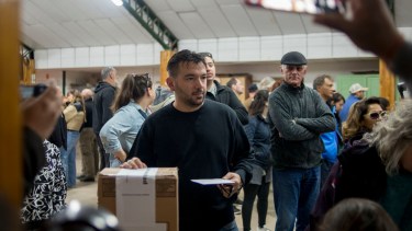 El candidato a gobernador Gabriel Di Tullio votó en la escuela 71 de Bariloche. Foto: Marcelo Martínez
