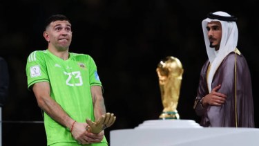 Los festejos del Dibu Martinez siguen dando qué hablar en el mundo del fútbol.