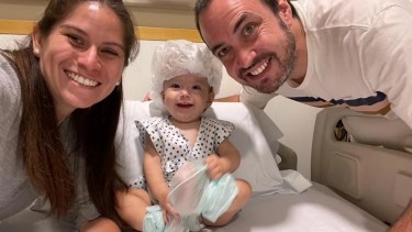 Fátima Beccar Varela padece de atrofia muscular espinal (AME) tipo II y sus padres necesitan comprar la droga Zolgensma para que afronte el tratamiento. Foto Gentileza.