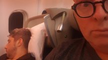 Imagen de “Estoy harto”: Jey Mammon enfureció cuando descubrió que le sacaron fotos en el avión
