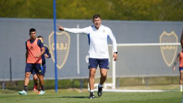 Almirón evaluá poner 5 defensores mañana contra San Lorenzo. (Foto: BocaJrsOficial)