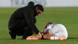 La tremenda patada que le pegaron a Dybala en la derrota de la Roma