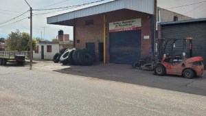 Córdoba: le explotó un neumático en la cara y murió por el golpe