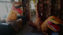 Imagen de Las Grutas: Los dinosaurios protagonizan una divertida campaña para fomentar la lectura