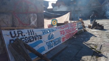 Los policías mantienen su reclamo en la plaza del Centro Cívico de Bariloche.