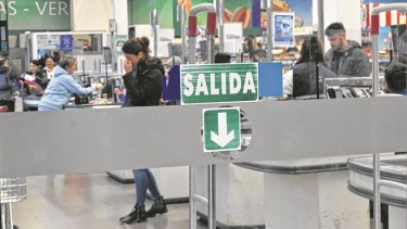La búsqueda de precios y de promociones ya es costumbre entre los consumidores, incluso en el supermercado, en tiempos de crisis. Foto: Chino Leiva