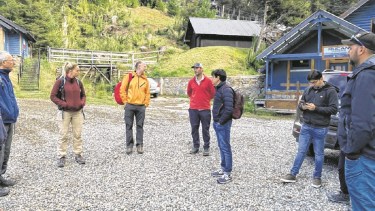 La visita de la misión técnica permitió recorrer sendas e interactuar con la comunidad. Foto: Gentileza. 
