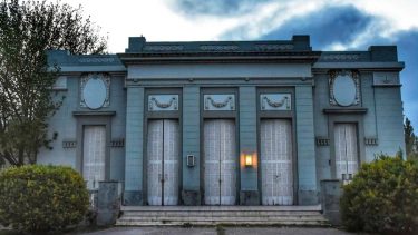 La Casa Peuser está ubicada en el predio de la Facultad de Ciencias de la Educación, en Cipolletti.