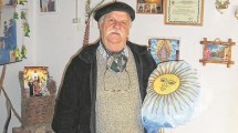 Imagen de El vecino de Huinganco que bucea en la historia y la difunde en su biblioteca virtual