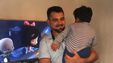 El enfermero Matías Devicenzi con Santino. 