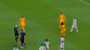 Video: la discusión previa entre Lionel Messi y Wout Weghorst que terminó con el «Qué mirás, bobo»