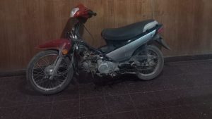 Circulaba en una moto robada en Roca y lo detuvieron