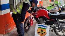 Imagen de Circulaba en una motocicleta robada y escapó cuando quisieron identificarlo en Allen