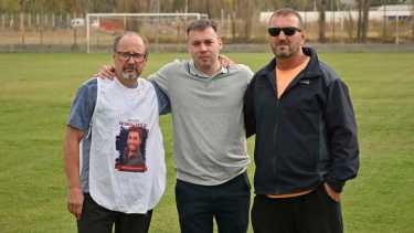 Raul Garrido y Sergio Ferrague junto a Emiliano Castillo en las canchas de Patagonia Club. Foto: Florencia Salto