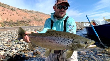 Javier Fernández y unas de las truchas de muy buen porte que pescó y devolvió en el Limay Medio.  