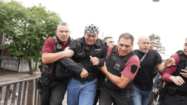 Agredieron a Sergio Berni en una protesta de colectiveros. 