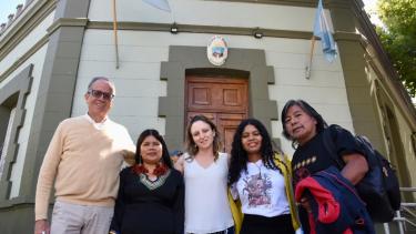 Alberto Acosta, Patricia Gualinga, Natalia Greene y Yuvelis Morales junto al werken de la Confederación Mapuche, Jorge Nahuel. Foto Matías Subat.