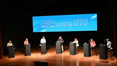 El debate fue el martes a la noche en el CCC. : Flor Salto. 