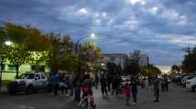 Imagen de Policías retirados y familiares protestan frente a la Comisaría Tercera en Roca