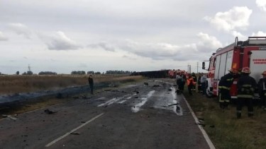 Después del impacto, el vehículo fue consumido por las llamas. Foto: TN. 