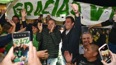 El festejo en el búnker del candidato de JSRN, Marcos Castro junto al intendente actual Pedro Pesatti. Foto Mauricio Martin. 