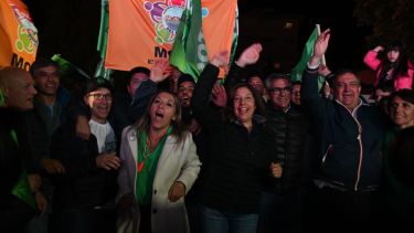 En Bariloche, Arabela Carreras, legisladores, candidatos y dirigentes festejaron el triunfo de JSRN. Foto: Chino Leiva