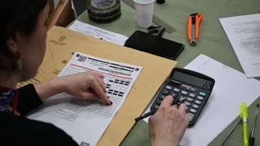 El equipo de la Justicia Electoral y los apoderados partidarios realizan el escrutinio definitivo de la Elección en Río Negro. Foto Pablo Leguizamon