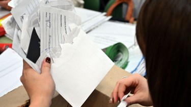 Durante el recuento de votos se confirmó el empate y ahora la Justicia confirmó que se deberá realizar una nueva elección. Foto: Marcelo Ochoa.