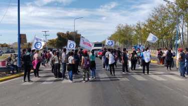 Docentes se apuestan en la Ruta Nacional 22 en el último día de paro. Foto: (gentileza)

