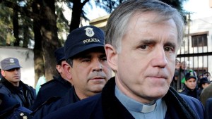 El padre Grassi se recibió de abogado y podría adelantar su salida de la cárcel
