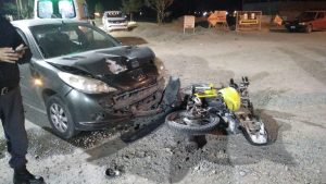 Fuerte choque entre un auto y una moto en el oeste de Neuquén