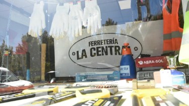 Las ferreterías, materiales de construcción y corralones son de los más golpeados por la suba del dólar. Foto: Matías Subat. 