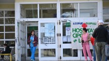 Imagen de Trabajadores de salud se movilizaron en el  hospital de Cipolletti en reclamo de seguridad
