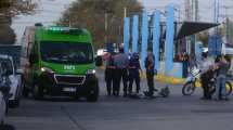 Imagen de Fuerte choque: una joven ciclista está grave tras impactar con un auto en pleno centro de Roca