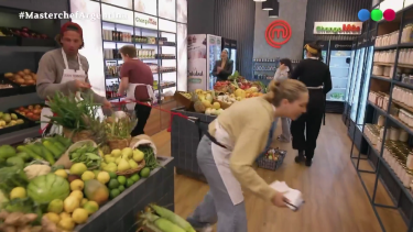 Los participantes debieron comprar y cocinar atados a un compañero.